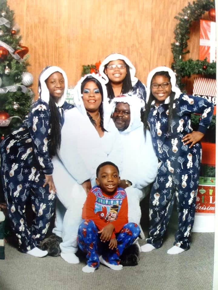 Christmas themed photoshoot, family photo